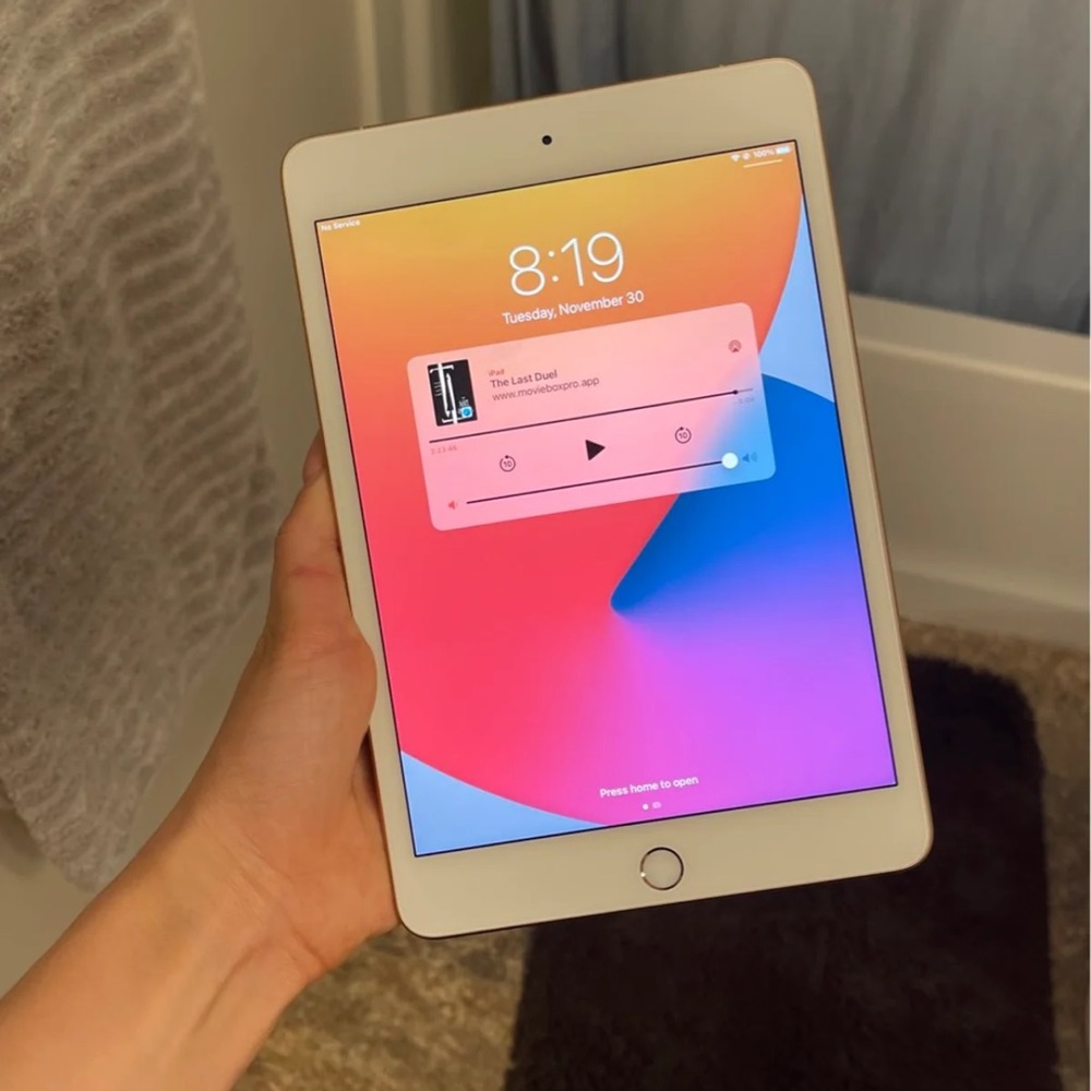 Mint IPad 5th generation 32 gig with Cellular